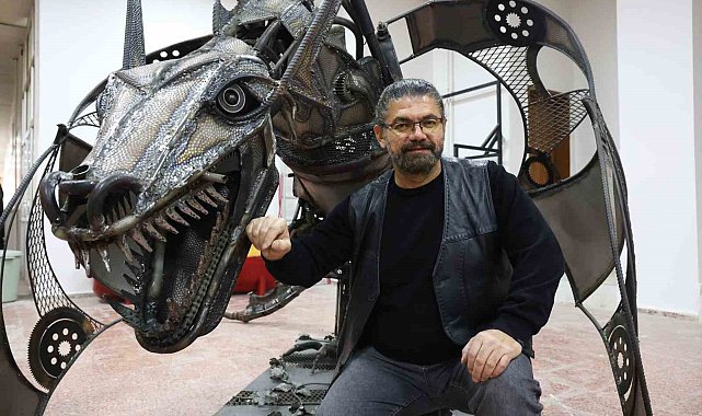 Heykel sanatçısı katı endüstriyel malzemelerden dev ejderha heykeli yaptı