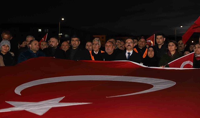 Iğdır'da dev Türk bayraklarıyla teröre lanet yürüyüşü yapıldı