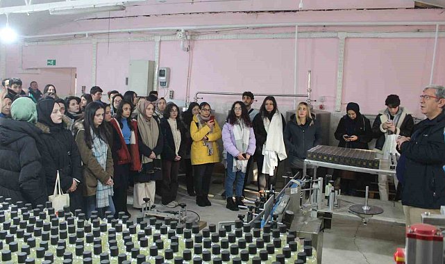 Iğdır'da parfüm ve kolonya üreten tesise eczacılık fakültesi öğrencilerinden ziyaret
