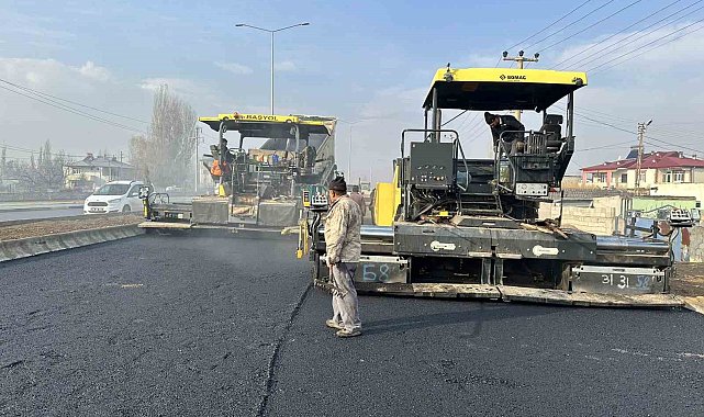 Iğdır'da sıcak asfalt çalışması devam ediyor
