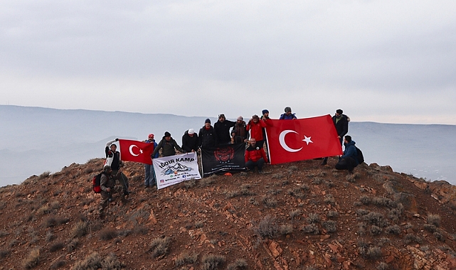 Iğdırlı dağcılar "11 Aralık Uluslararası Dünya Dağlar Günü"nü zirvede kutladı