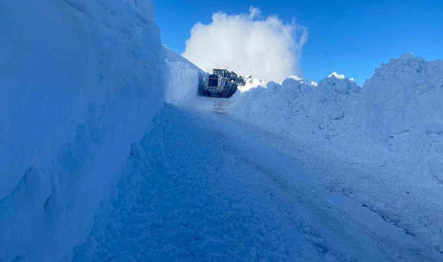 Kar kalınlığının 2 metreyi bulduğu bölgede yol açma çalışması
