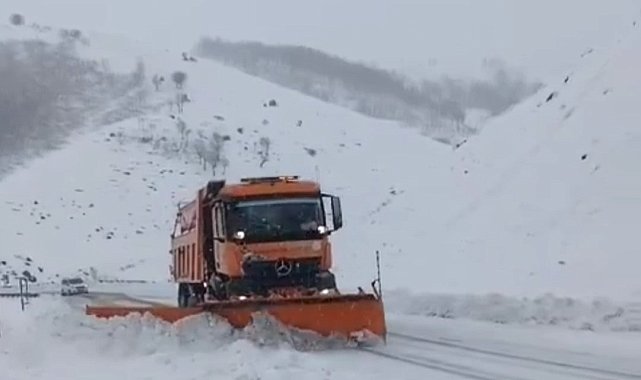 Karayolları 11. Bölge Müdürlüğü&#039;nün yoğun kar mesaisi devam ediyor