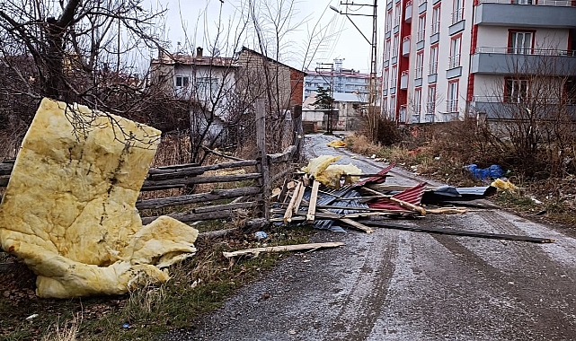Kars, Erzurum ve Ardahan'da etkili olan kuvvetli fırtına bazı binaların çatılarını uçurdu