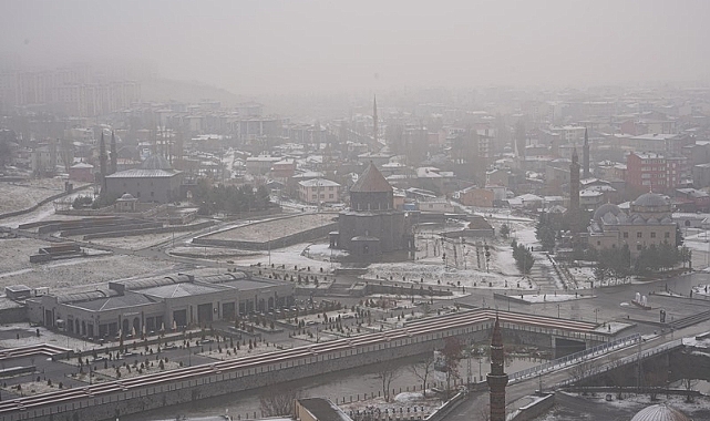 Kars'ta kar yağışı ve sis etkili oldu