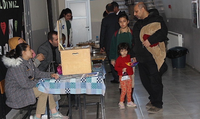 Kars'ta öğrenciler Filistinli çocuklar için kermes düzenledi