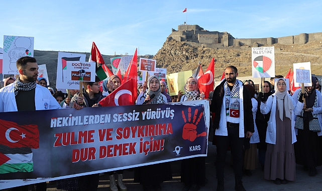 Kars'ta sağlık çalışanları Filistin için "sessiz yürüyüş" gerçekleştirdi