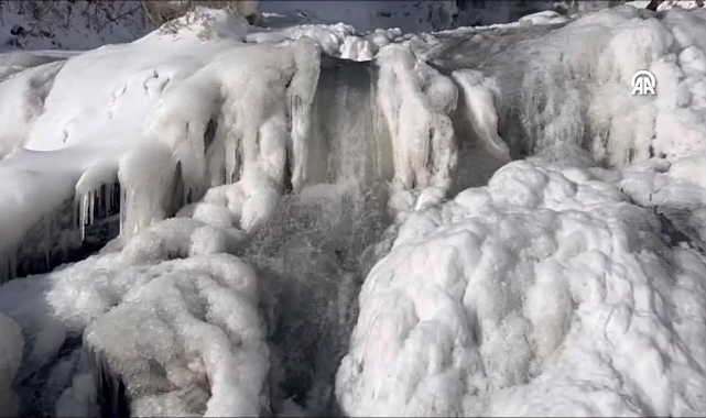 Kars'ta Susuz Şelalesi kısmen dondu