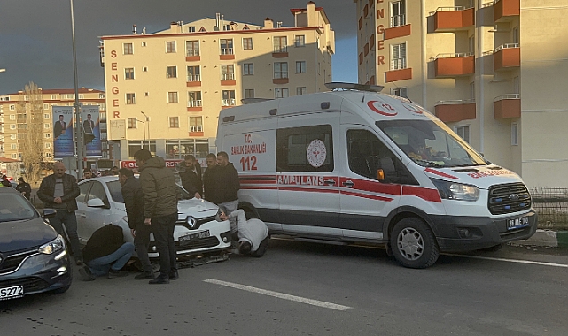 Kars'ta yaya geçidinde otomobilin çarptığı anne ile kızı yaralandı