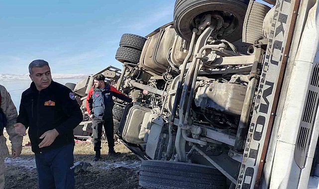 Kars'ta devrilen tırda can pazarı