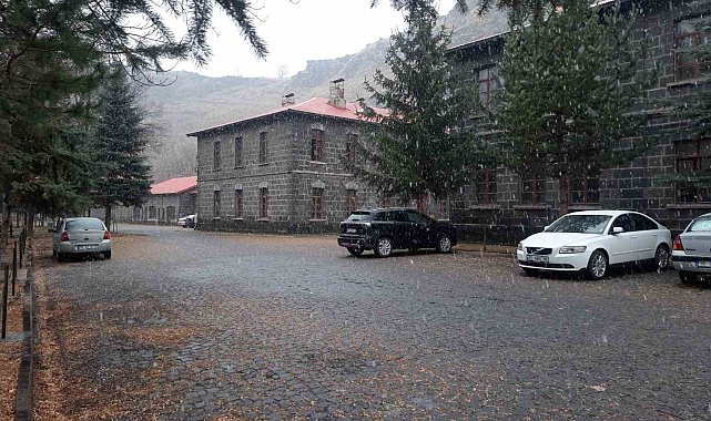 Kars'ta kar altında halay çektiler