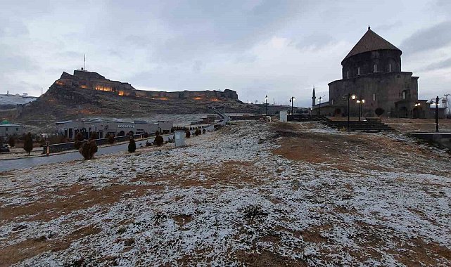Kars'ta yağan karla tarihi yapılarda kartpostal görüntüler oluştu