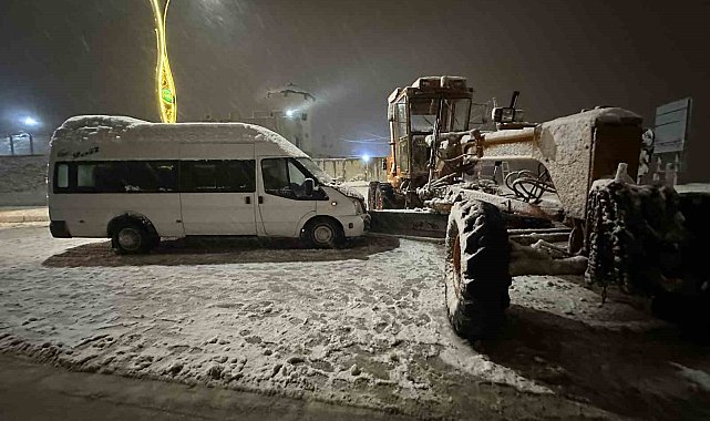 Kaygan yolda duramayan minibüs greydere çarptı