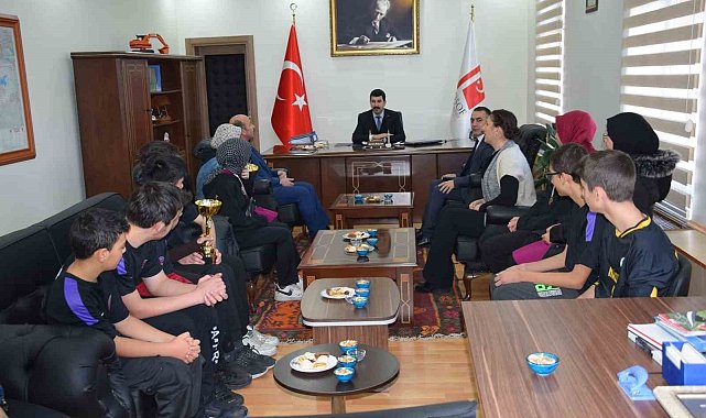 Kaymakam Akduman başarılı sporcuları kabul etti