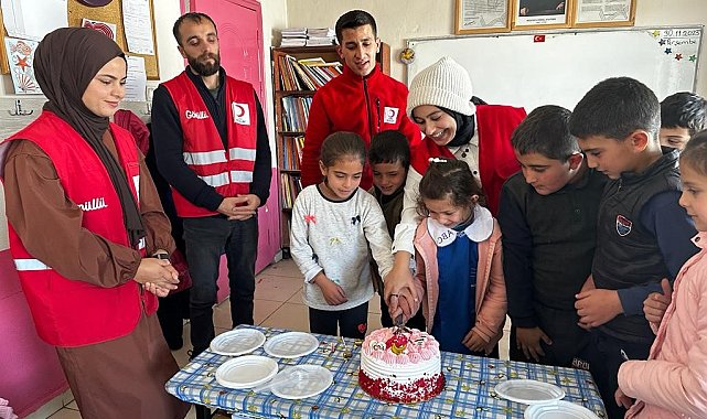 Kızılay'dan öğrenciye doğum günü sürprizi