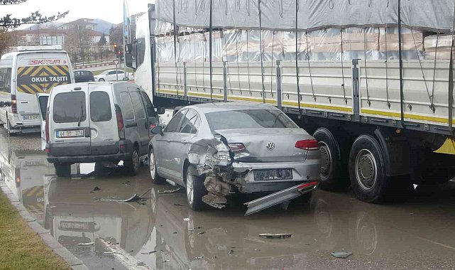 Kontrolden çıkan araç, önce otomobile sonra öğrenci servisine çarptı