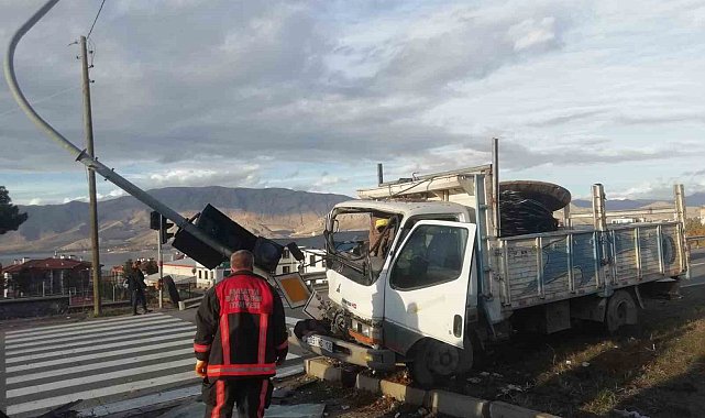 Kontrolden çıkan kamyon refüje çıktı: 1 yaralı