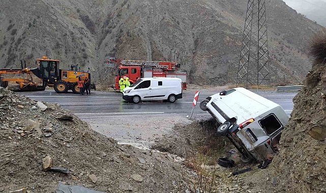 Kontrolden çıkan minibüs devrildi