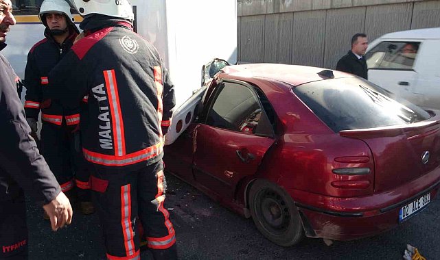 Kontrolden çıkan otomobil çarptığı araca ok gibi saplandı