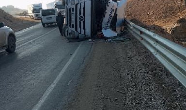 Kontrolden çıkan tır devrildi: 1 yaralı