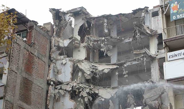 Malatya'da ağır hasarlı binaların yıkımı sürüyor