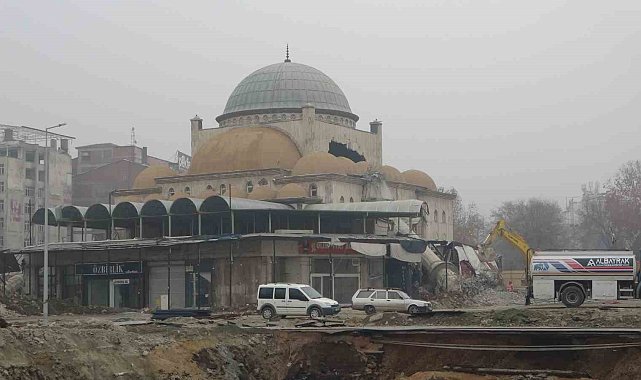 Malatya'nın sembol yapılarından Söğütlü Camii'nde yıkım başladı