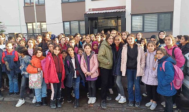 Malazgirt'te "Otobüs Durağında Üç Bencil" oyunu sahnelendi