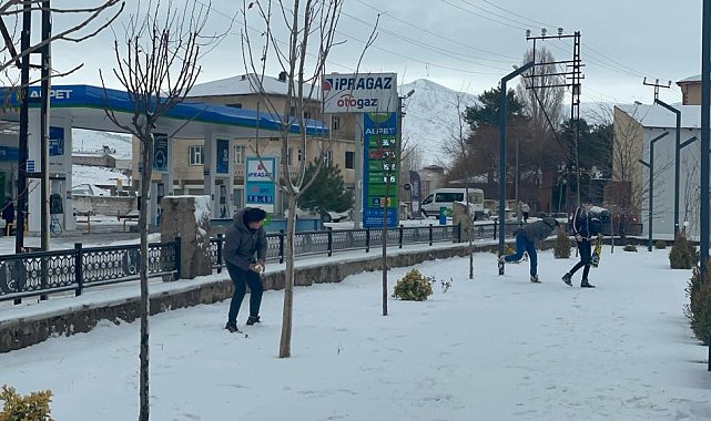 Muradiye beyaza büründü