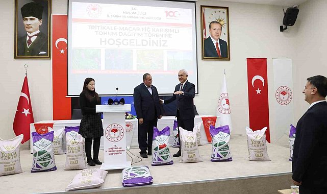 Muş'ta çiftçilere tritikale ve macar fiğ tohumu törenle dağıtıldı