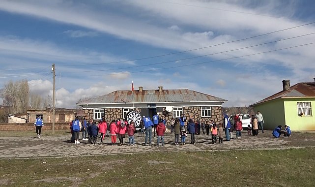 Muş'ta çocuklara kışlık bot ve mont dağıtıldı