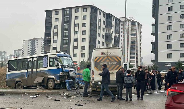 Öğrenci servisi ile yolcu minibüsü çarpıştı: 6 yaralı