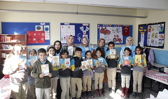Öğrencilere kitap hediye edildi