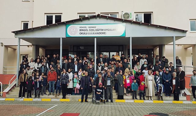 Öğretmenler, özel öğrencilerle çalıp söyledi