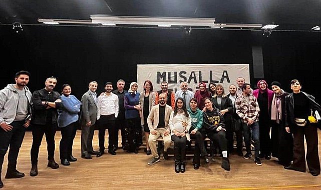 Öğretmenlerden oluşan tiyatro topluluğunun gösterisi yoğun ilgi gördü