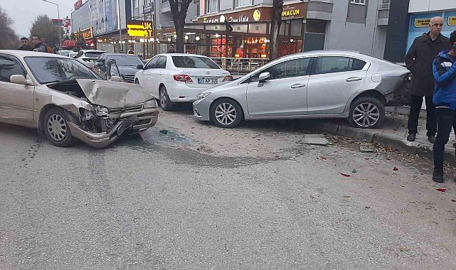 Otomobil park halindeki araçlara çaptı