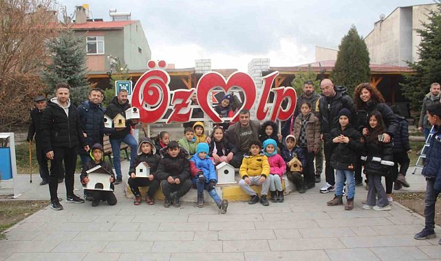 Özalpli öğrenciler 150 kuş evi yaparak çeşitli noktalara bıraktı