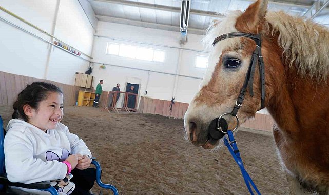 Özel gereksinimli çocuklar at üzerinde gönüllerince eğlendi