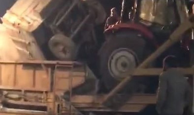 Pancar boşaltan traktörün römorku hazneye düştü