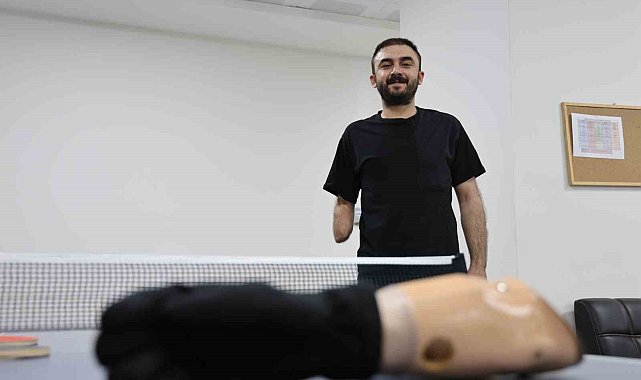 Sağ eli ve sol dizini kaybetti, yaşam sevincini kaybetmedi