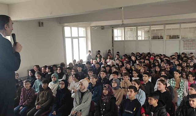 Sağlık çalışanlarından öğrencilere kitap desteği