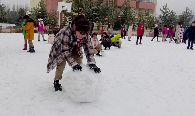 Sarıkamış'ta karın keyfini çocuklar çıkardı