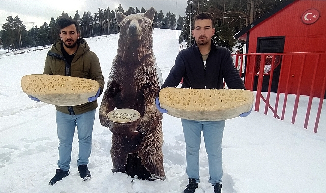 Sarıkamış'ta sezonun ilk gravyer peynirleri satışa sunuldu