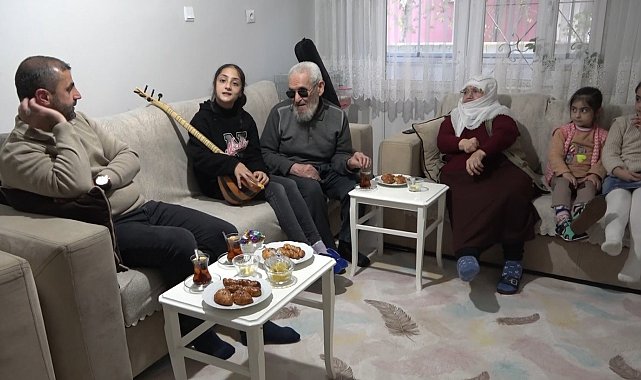 Âşık Veysel'den etkilenerek saz çalmaya başlayan görme engelli Âşık Ünver, sazı ile hayata tutundu