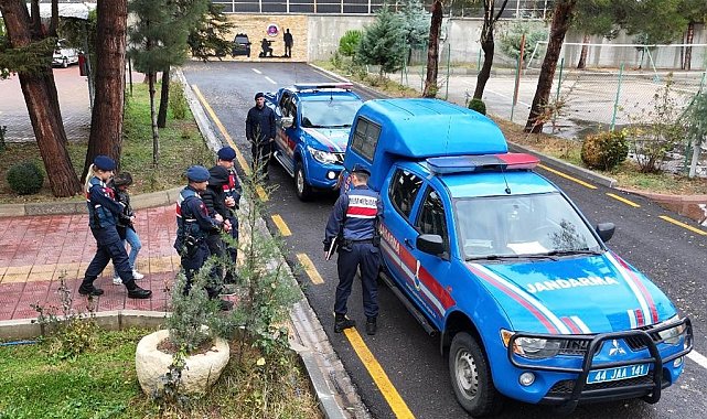 Silahlı ve maskeli soyguncular jandarmadan kaçamadı
