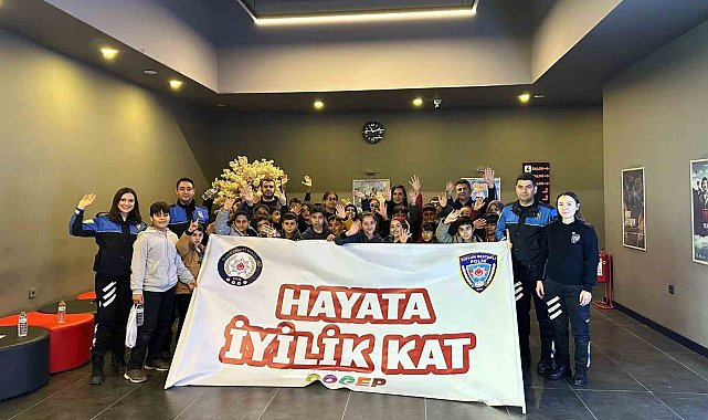 Sinemaya gitmemiş 29 depremzede öğrenci 'Aybüke: Öğretmen Oldum Ben' filmini izledi