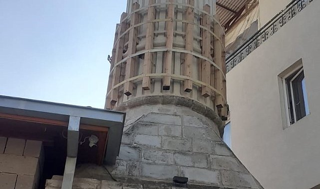 Tahtalarla güçlendirilen az hasarlı minare korkutuyor