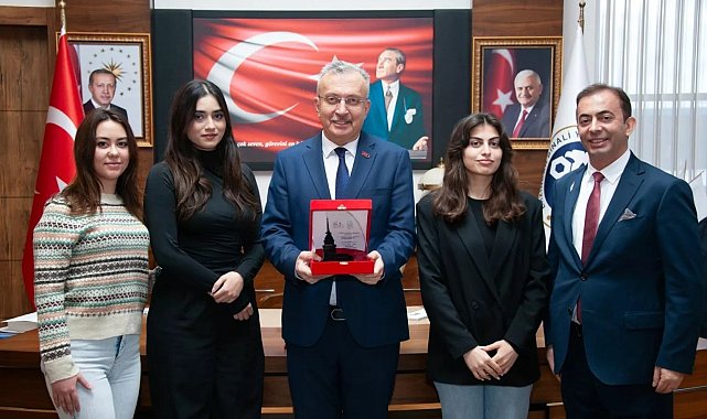 Tıp Kongresinde derece alan öğrencilerden Rektör Levent'e ziyaret
