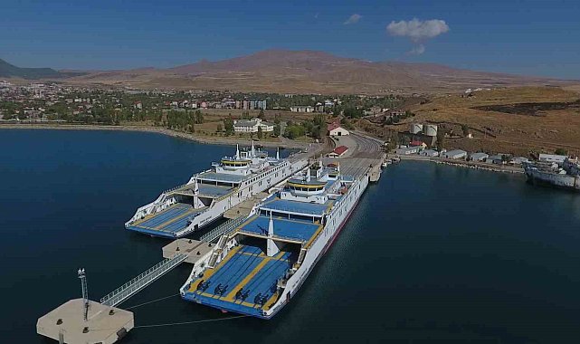 Türkiye'nin en büyük feribotları Van Gölü'nde yük taşımacılığına ivme kattı