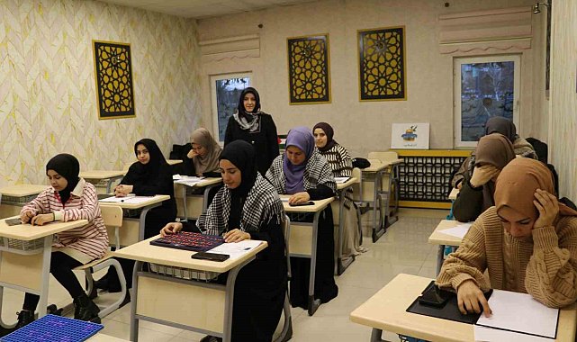 Üniversite öğrencileri görme engelliler için Braille yazı sistemini öğreniyor