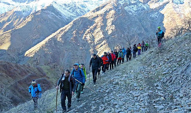 Vali Ali Çelik'ten Beyaz Dağı'na tırmanış